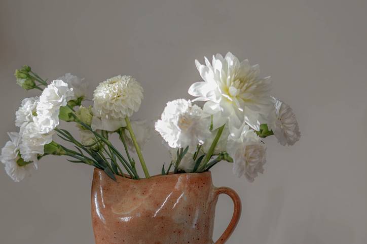 Vase vintage et fleurs blanche