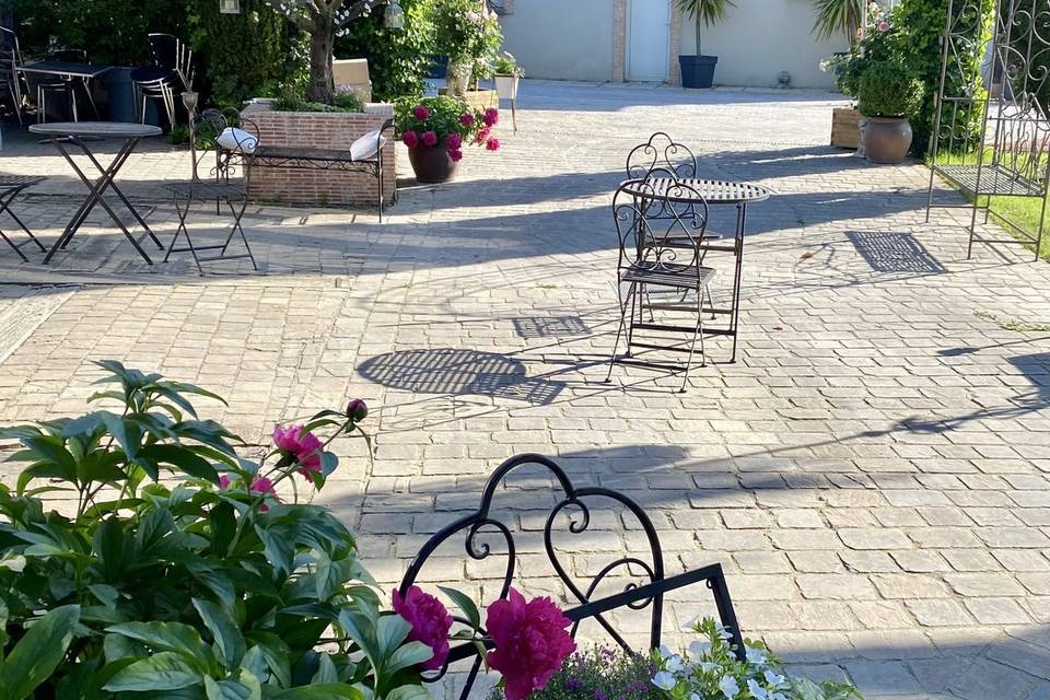 Parvis devant la longère