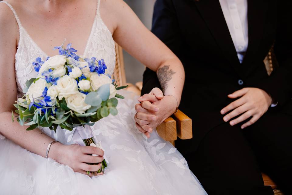 Mains entrelacées et bouquet
