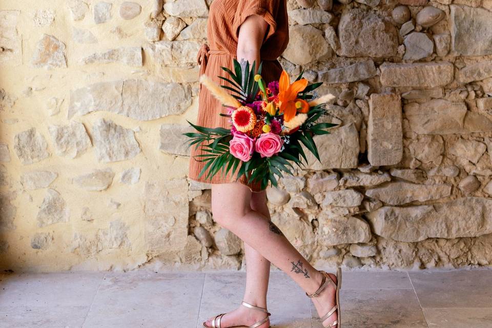 Décoratrice avec bouquet