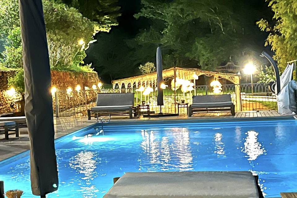 Piscine devant tonnelle