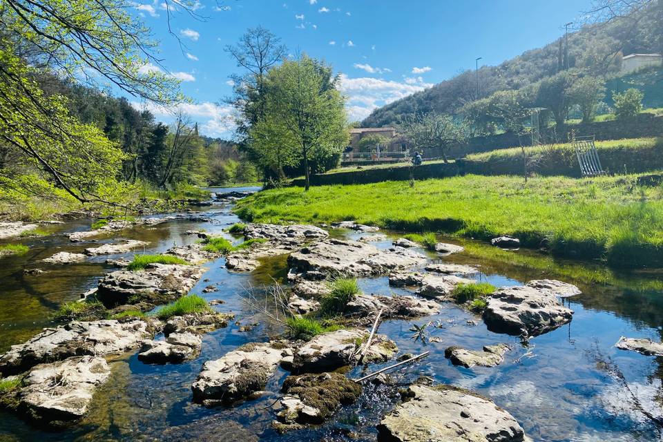 Rivière avec berges privé