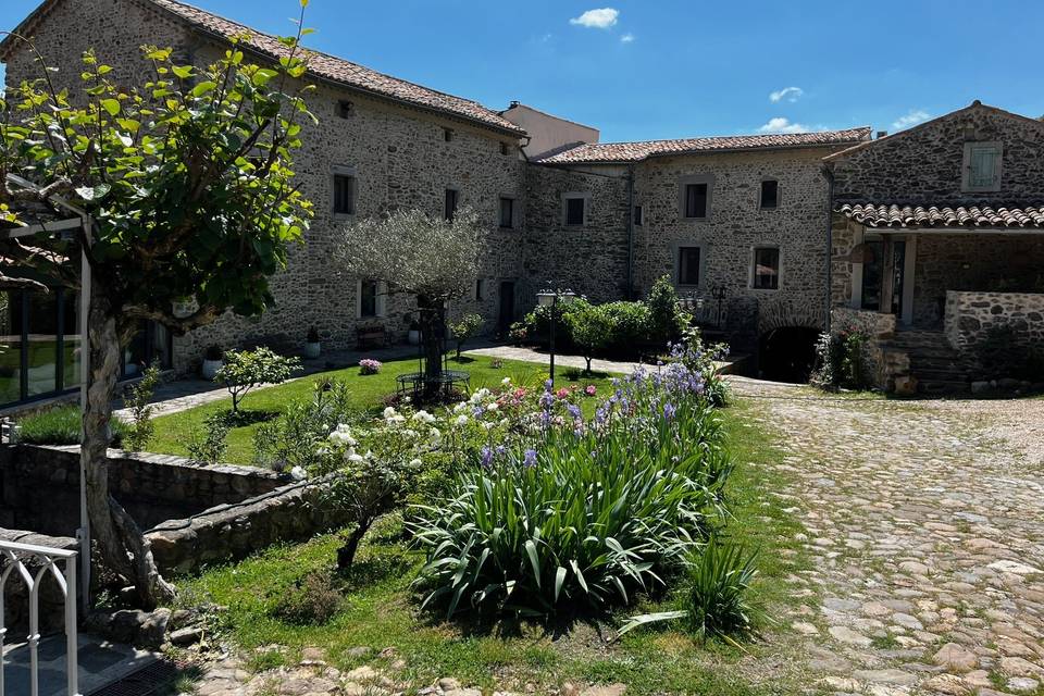 Cour pavé du moulin