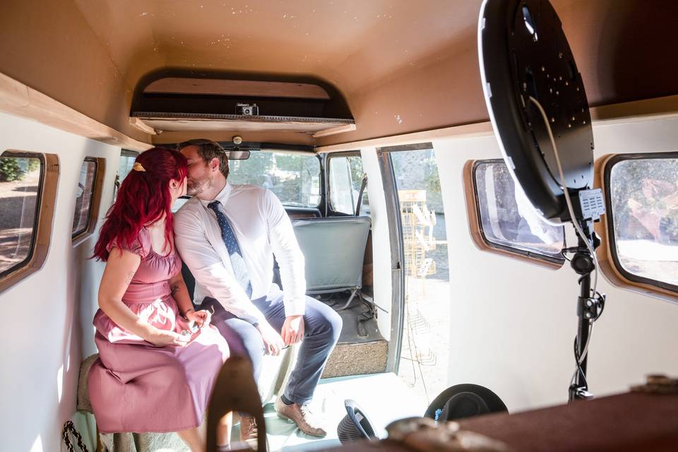 Gros plan sur un couple souriant au photomaton
