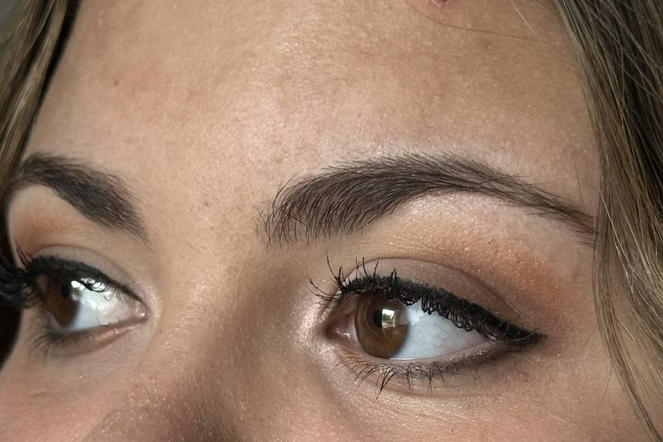 Maquillage léger sur adolescente