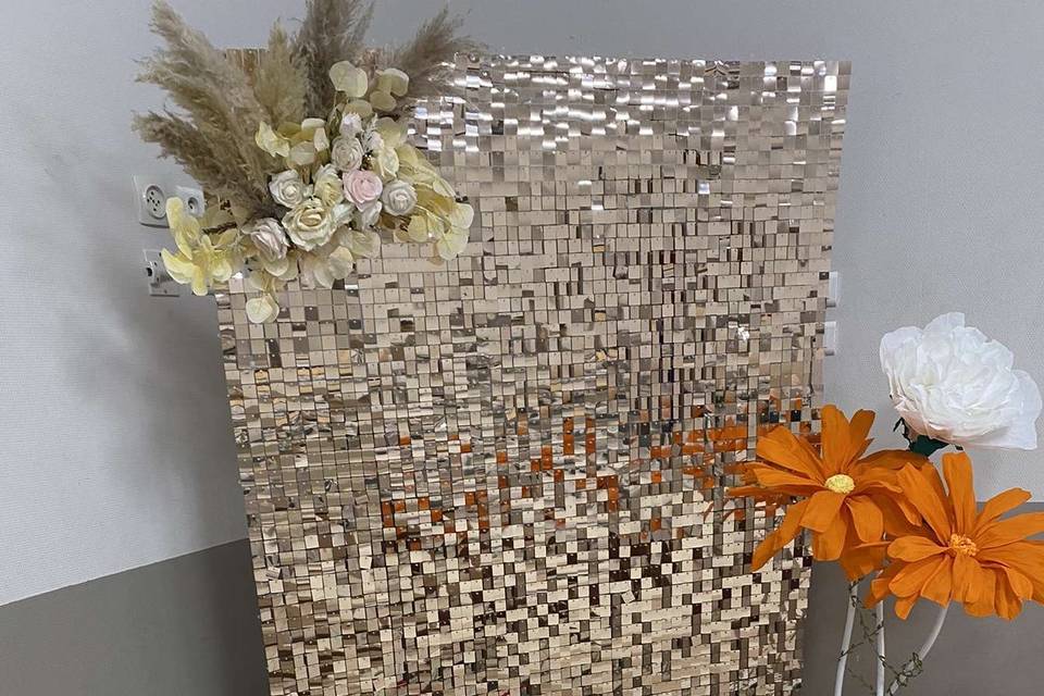 Mur sequin et fleur géante