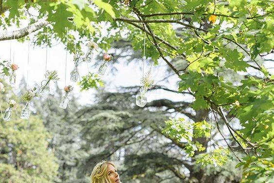 Mariée dans le parc