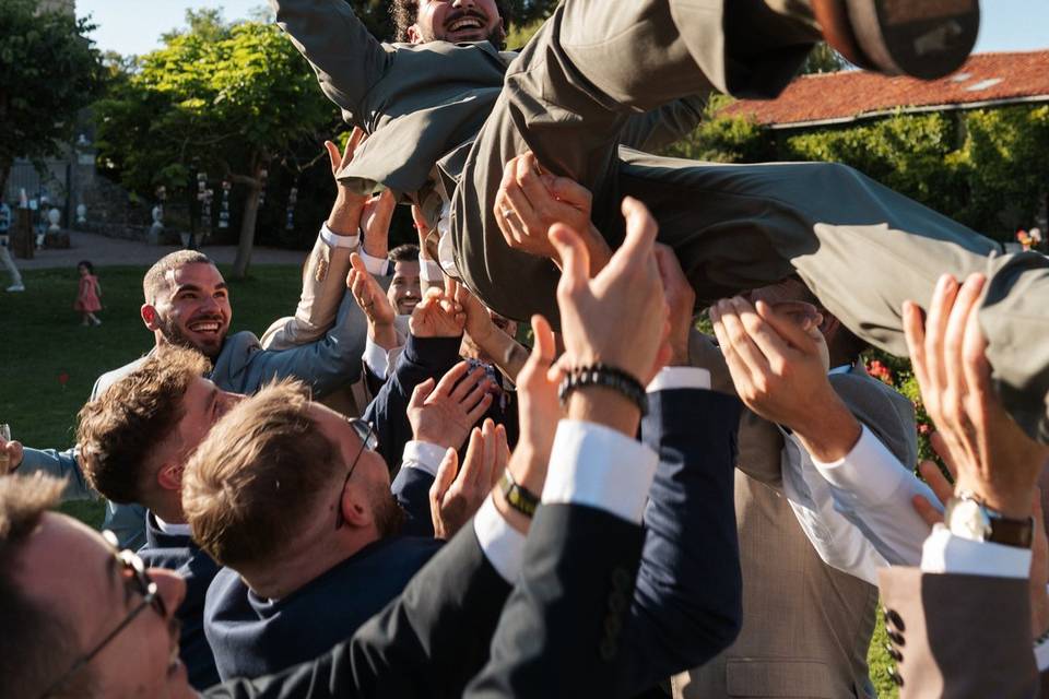 Le marié jeté en l’air