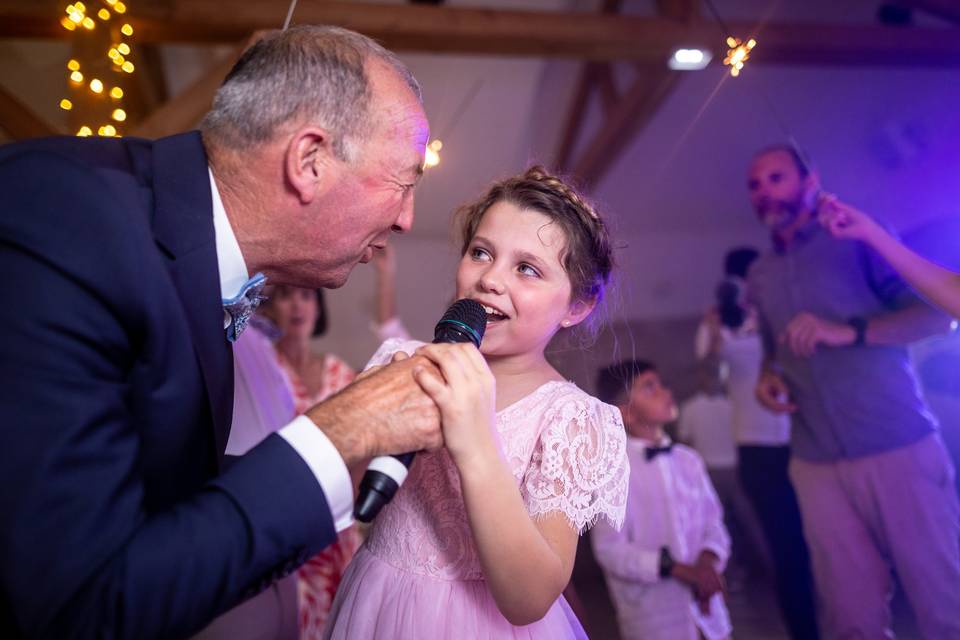 Petite fille qui chante