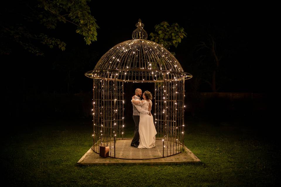 Couple dans cage à oiseau