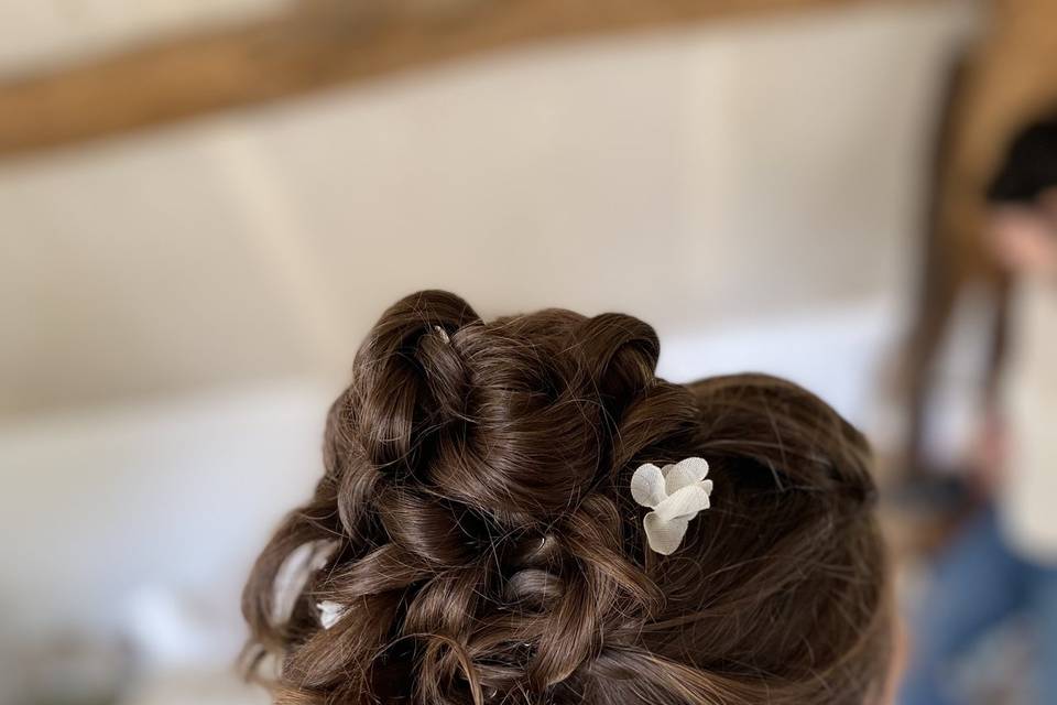 Chignon haut avec boucles