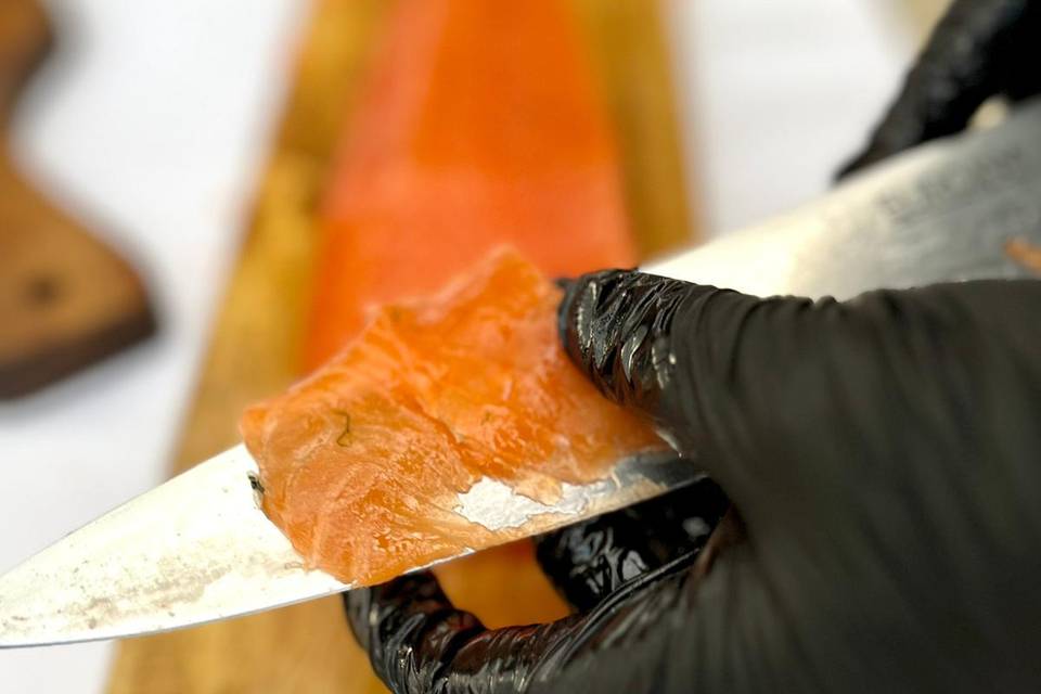 Découpe de saumon gravlax mais