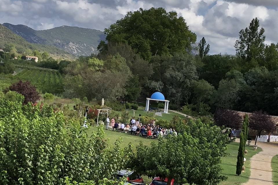 Ceremonie dans la roseraie