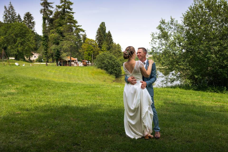 Couple mariage qui danse