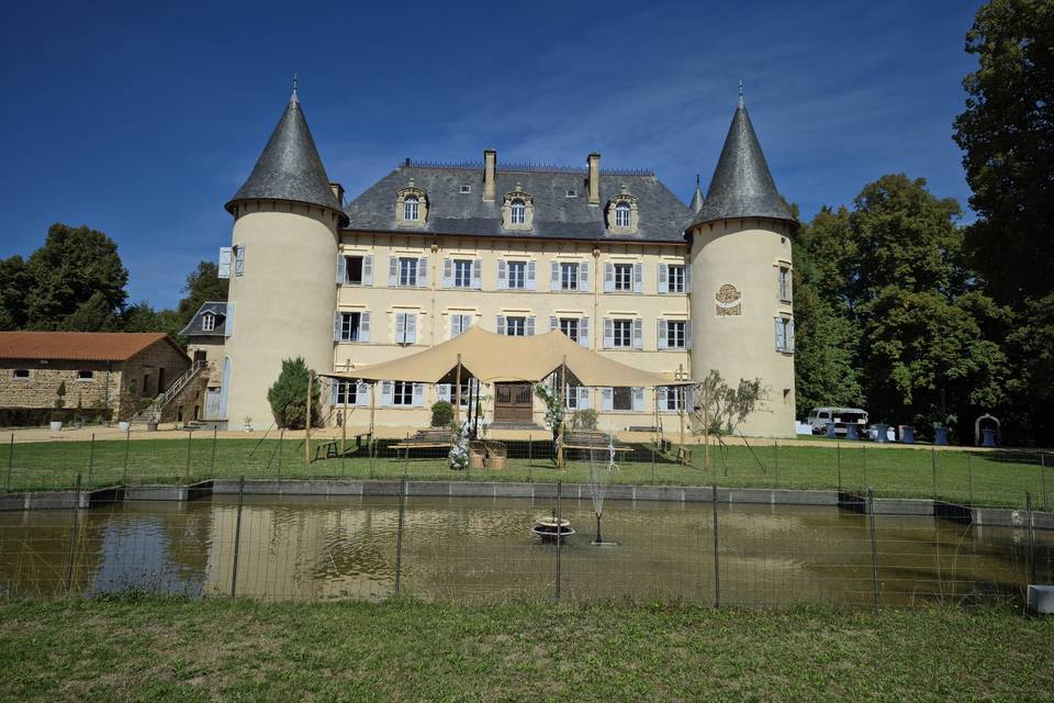 Le château avec une tente en l