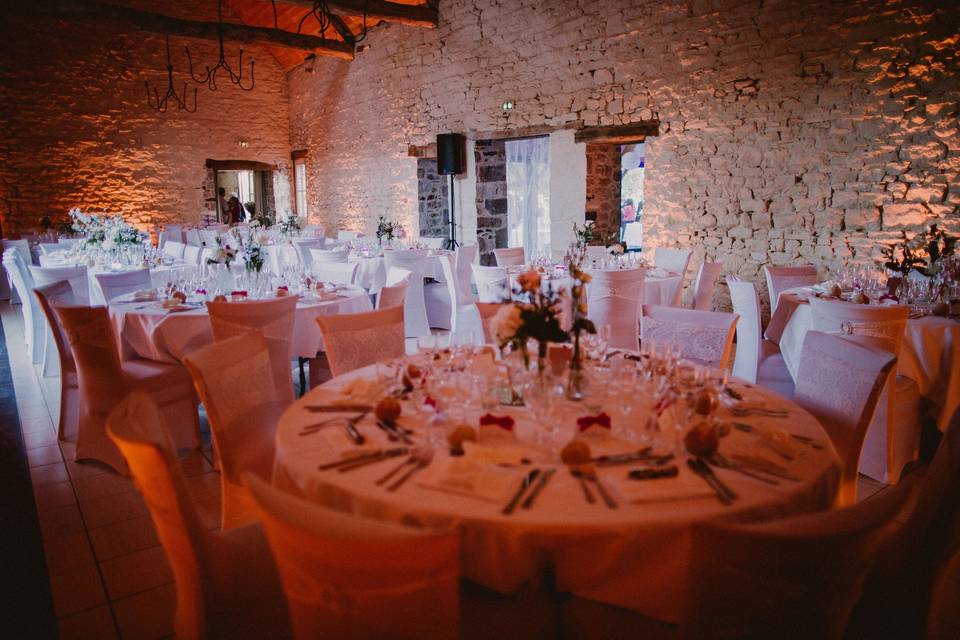 Dîner dans la salle en pierres