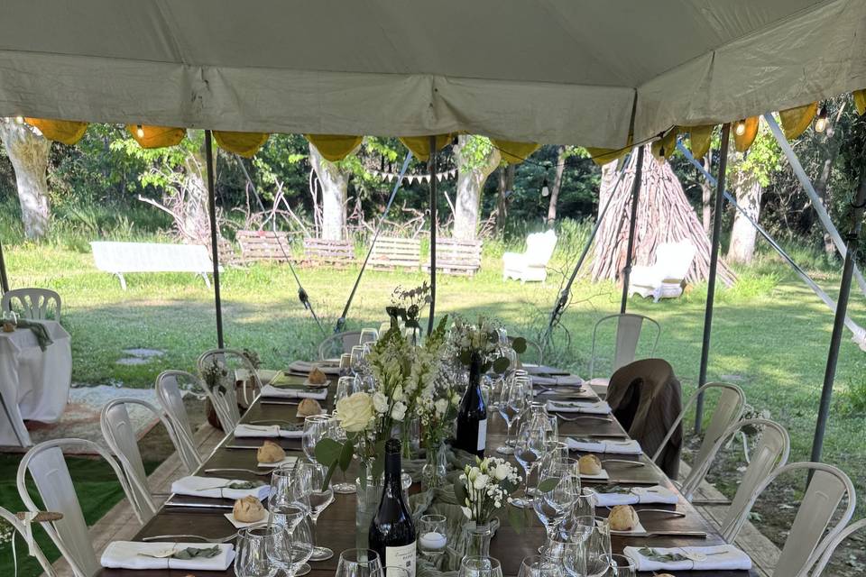 Table sous le chapiteau