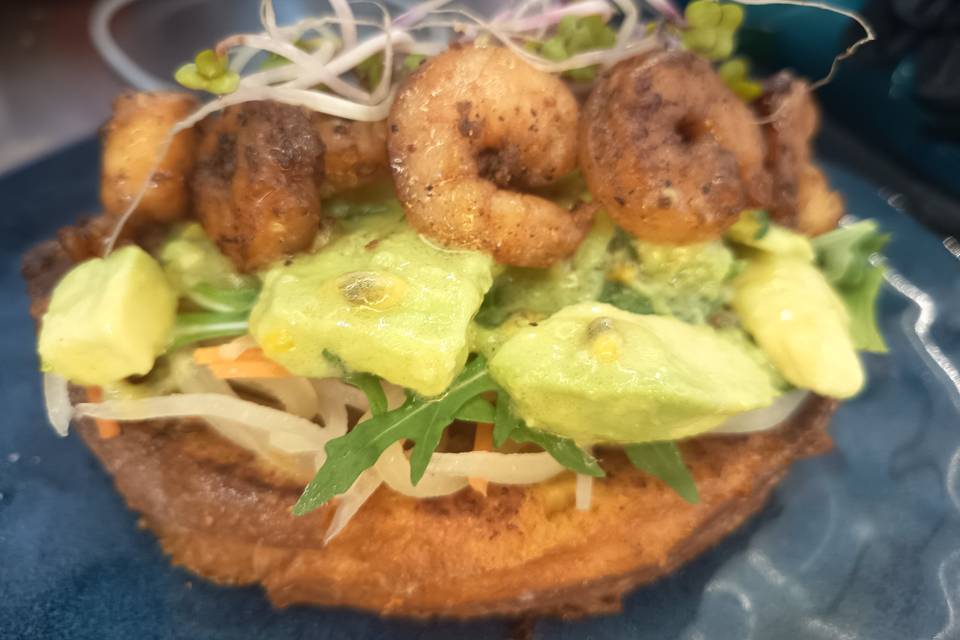 Tartine crevette papaye avocat
