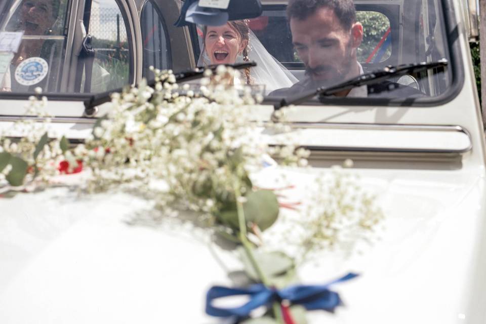 Petite amie dans la voiture
