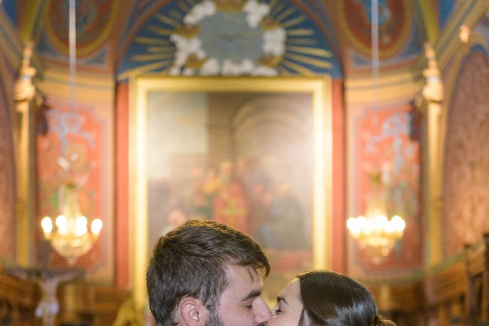 Les mariés s'embrassent