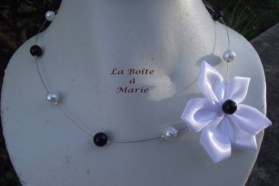Perles blanches et noires nacrées en verre ,fleur satin ,cable et fermoir toggle coeur argentés