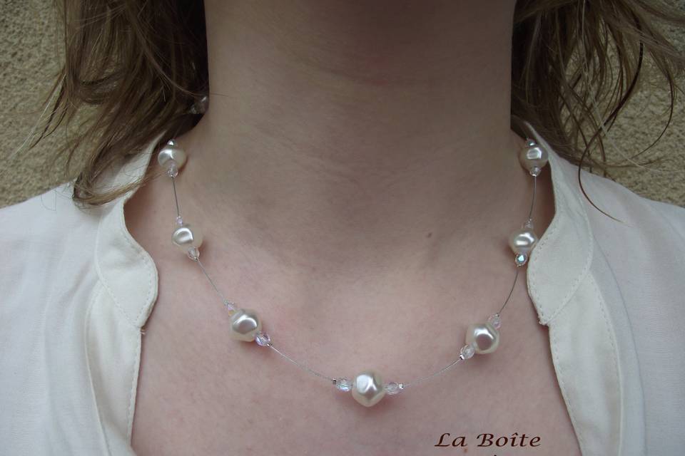 Perles nuggets blanches nacrées en verre ,facettes crystals AB fermoir toggle coeur et cable argentés
