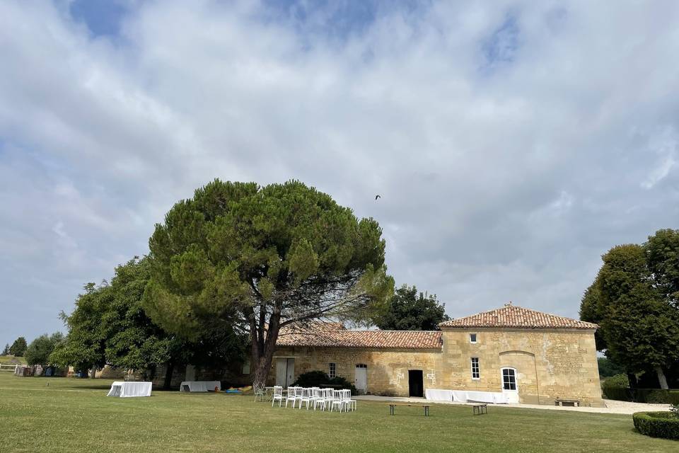 Le jardin devant le château