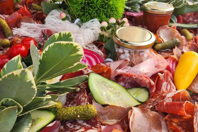 Planche de charcuterie décorée