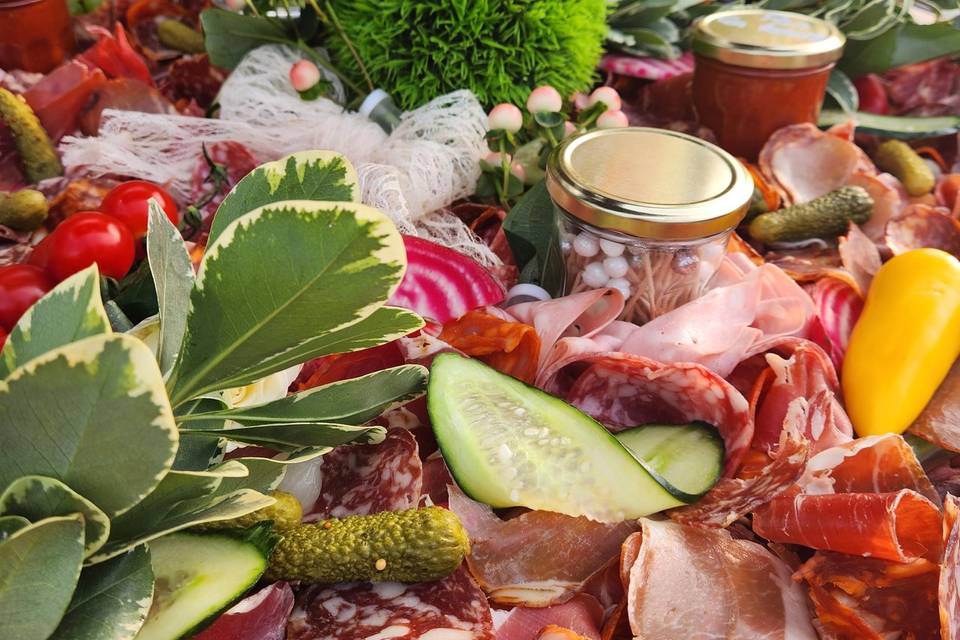 Planche de charcuterie décorée