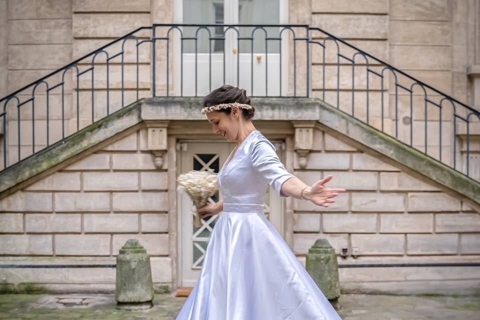 Mariée dans un patio