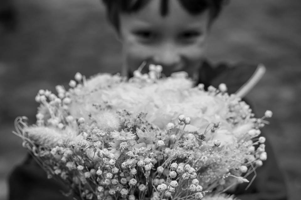 Garçon avec un bouquet de mariée