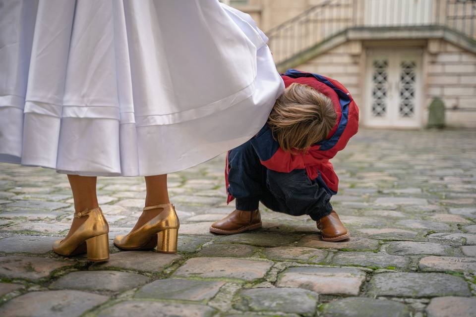 En regardant les chaussures dorées de la mariée