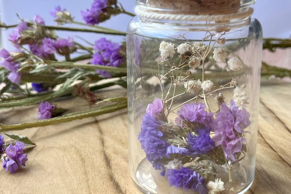 Fiole de fleurs séchées