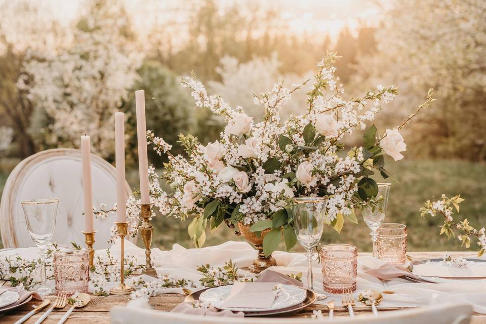 Table décorée de fleurs blanches