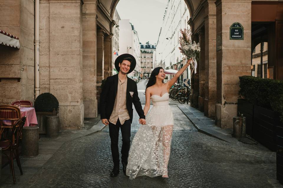 Couple marchant dans la rue