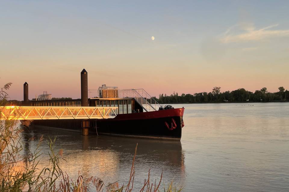 La Péniche au soleil couchant