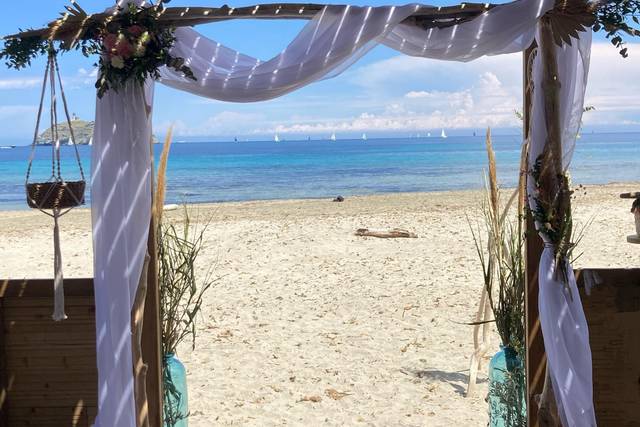 Arche sur la plage