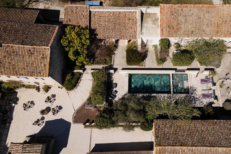 Vue drone piscine et cour