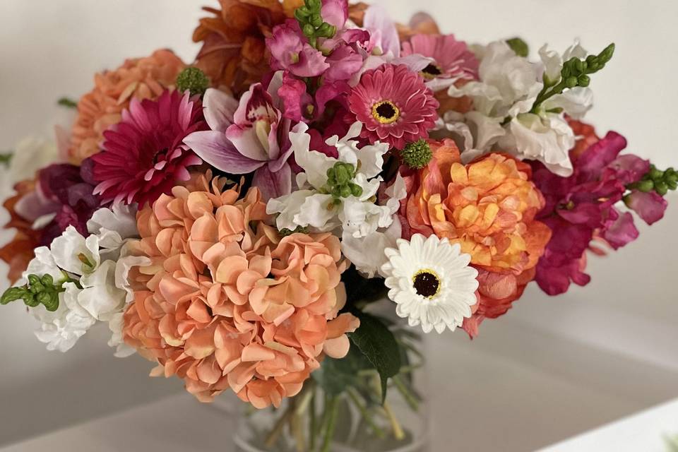 Présentoirs blancs et fleurs