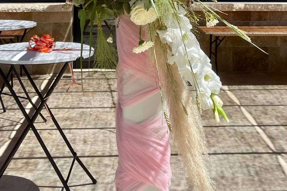 Composition florale poteau