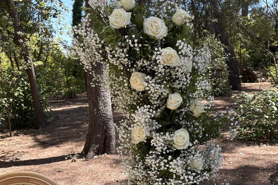 Arche de gypso+roses blanches