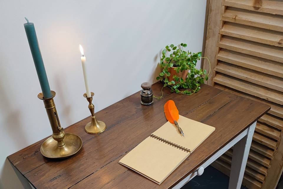 Petit bureau pour livre d'or