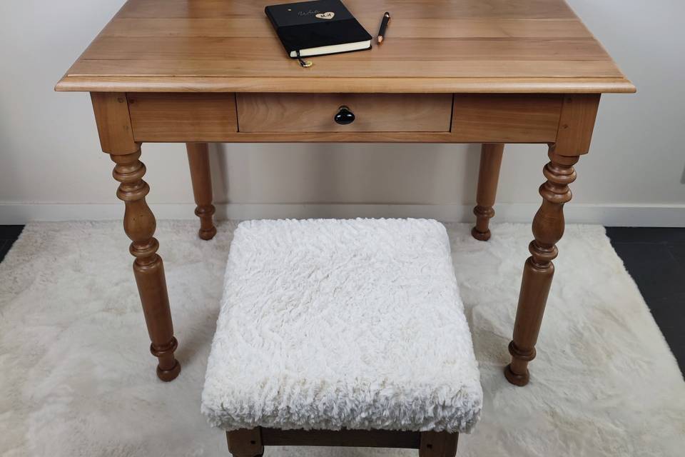 Petit bureau pour livre d'or