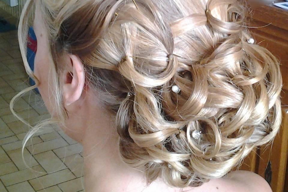 Chignon bas bouclé