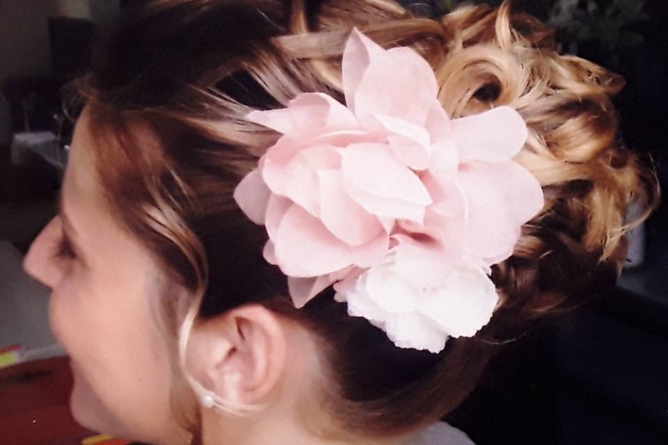 Chignon haut bouclé