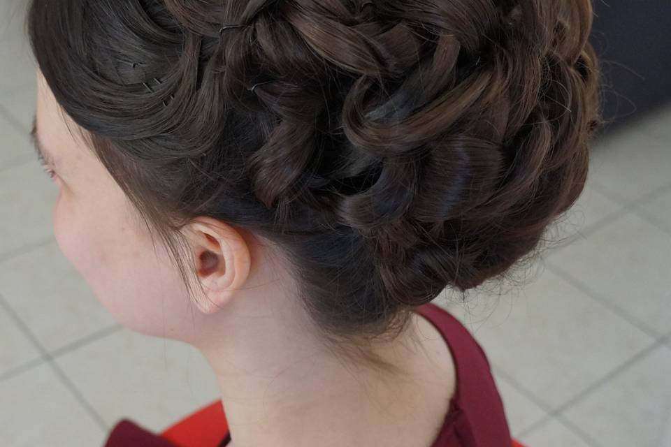 Chignon mi haut bouclé