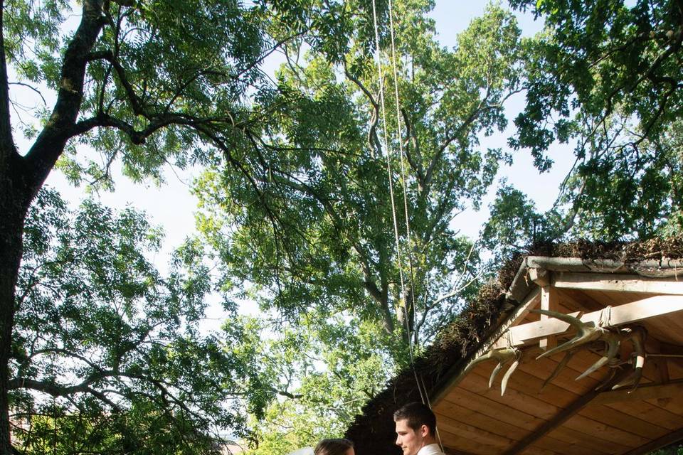 Mariés cabane dans les arbres