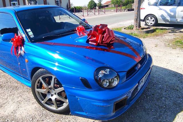 Subaru avec décoration mariage