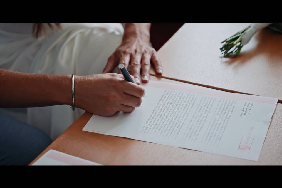 Mariée signe contrat