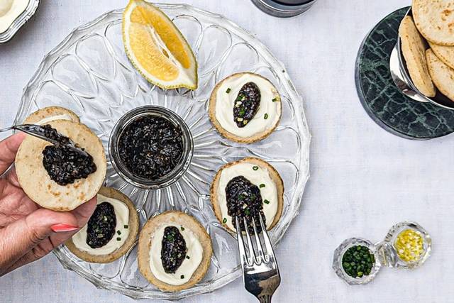 Dégustation sur blinis maison